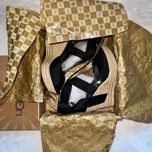 UGG Lucianna Black Tie-Up Wedge Size 8.5 - Picture 15 of 15